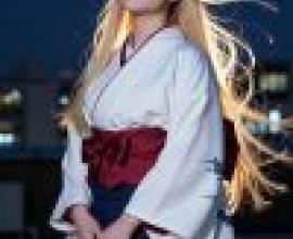 女孩，一位有著金色長髮、穿著日本傳統服裝的女孩。