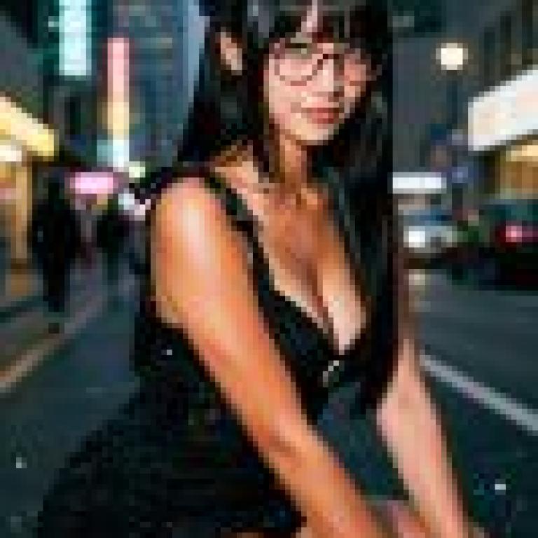 夜之舞，一位戴眼鏡的年輕女子坐在路邊。