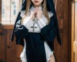 Mobile phone wallpaper， blonde nun， realistic， model wearing black and white dress.