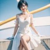 Yuanci，A woman sitting on the wall with wings in her hand.