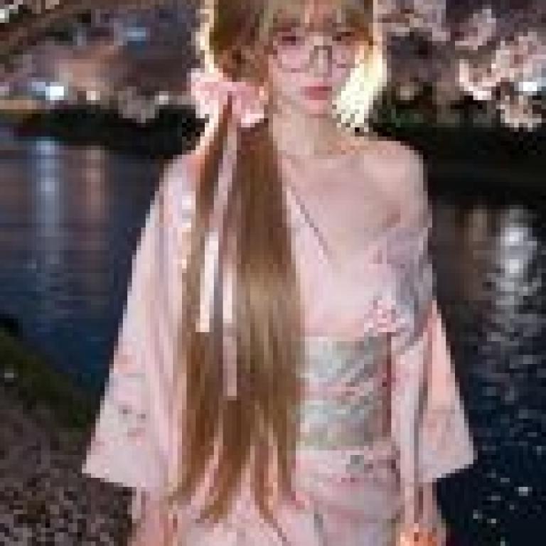 A girlfriend for an hour，The beautiful girl dressed in Japanese traditional dress.