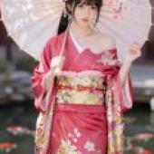 Cherry blossoms and kimonos，Model in pink kimono.