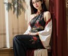 DRLLA 一位身穿和服、戴眼鏡的年輕女子。