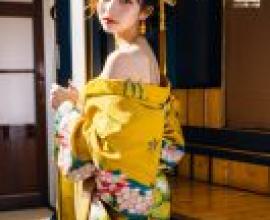 Mobile wallpaper， Oiran， realistic， woman in a yellow kimono with floral patterns.