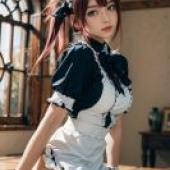 手機桌布，Airi Queens Blade，寫實，Nihater 的模特兒坐在木桌上。