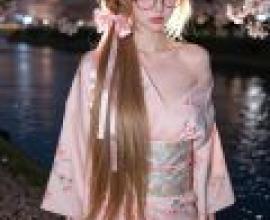 A girlfriend for an hour，The beautiful girl dressed in Japanese traditional dress.