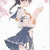 女孩們，一個女孩雙手合十站立。