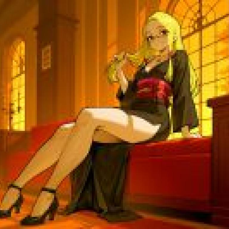 情婦藏著秘密，一位身穿黑衣的女子坐在沙發上。