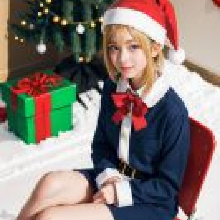 Ijichi Nijika Bocchi the Rock，一個穿著聖誕服裝的女孩坐在紅色椅子上。