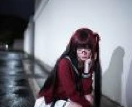 街頭女孩風格測試，一位留著黑色長髮的女孩正在擺姿勢拍照。