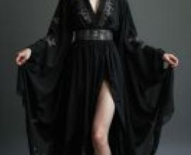 dark witch，A woman wearing black and holding her hands out.