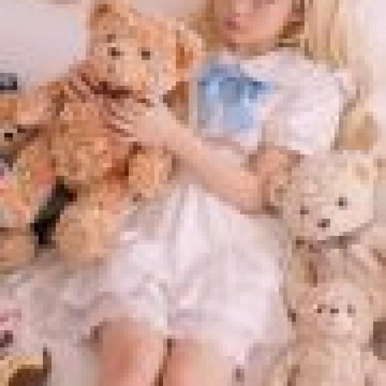 ZIT ATR，A girl holding a teddy bear.