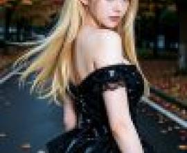 Beautiful photographer，A pretty blonde model with black clothing and gold earrings.