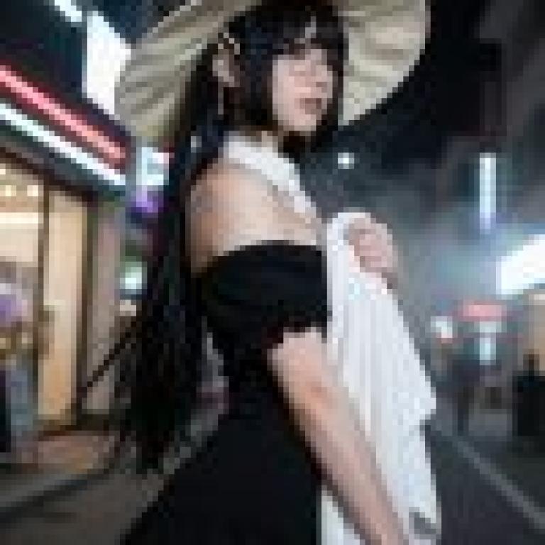 女孩們，一個戴著女巫帽、穿著緊身胸衣的女人。