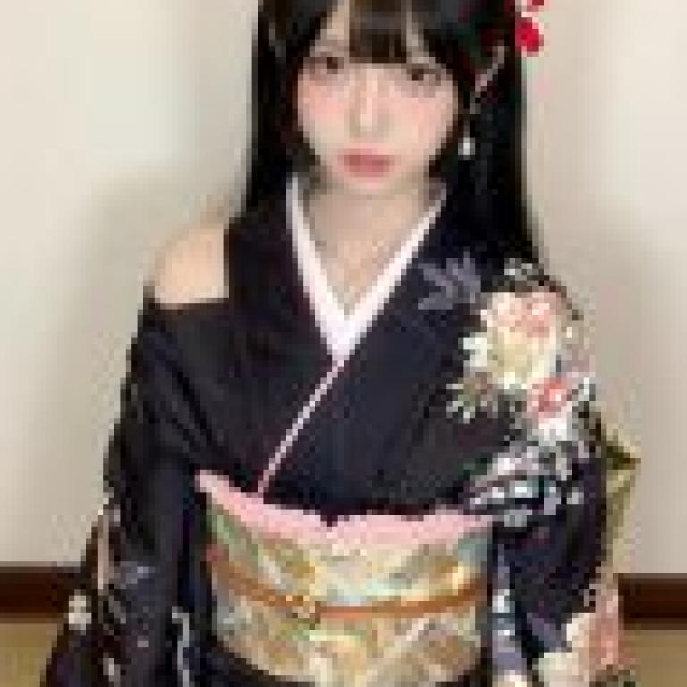 我的女朋友在日本穿著和服，一位穿著和服的黑髮女子。