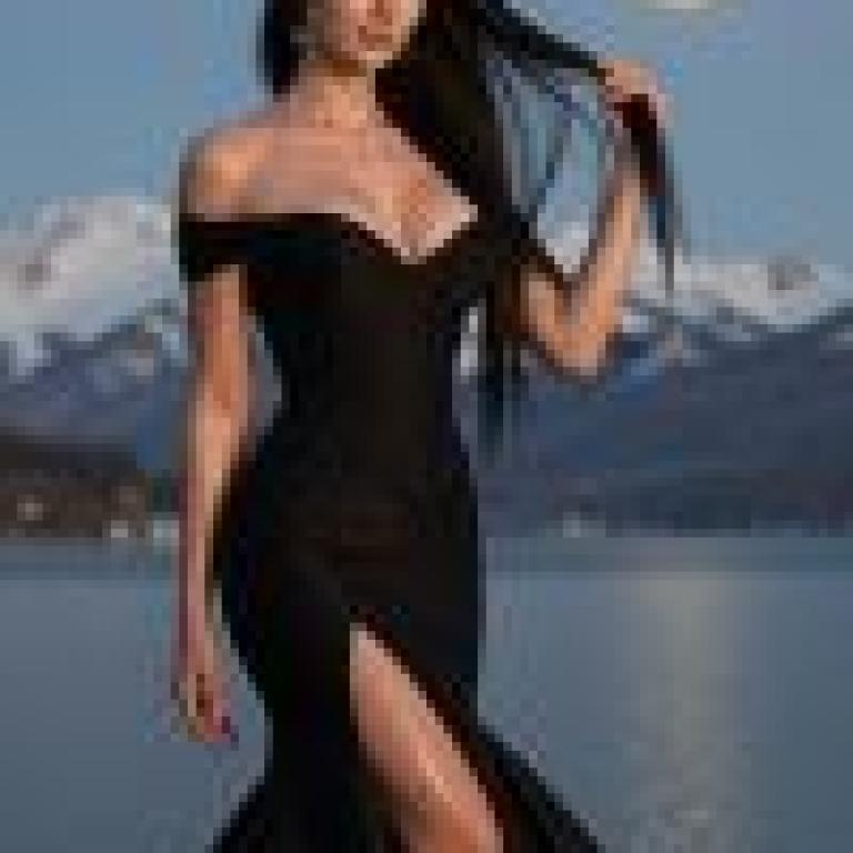 girls，Woman in a black dress stands on the shore
