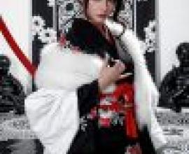身穿黑白相間和服的女子手持長劍擺出造型。