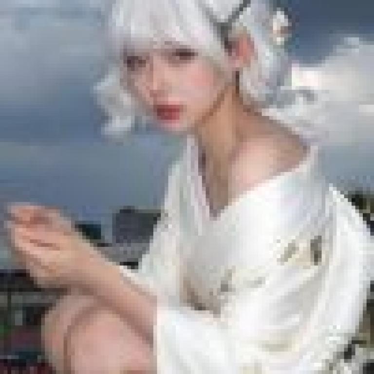 Waiting on the rooftop，A woman with white hair and a kimono looks sad.