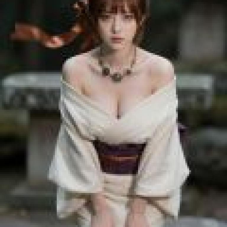 神秘的日本女友，一位身穿日本服飾的女子。