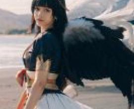 女天狗（傳統形象），生死未卜，身穿黑色襯衫，背後有翅膀的女孩。