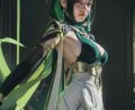 Nefer Genshin Impact，The womans attire is green and gold.