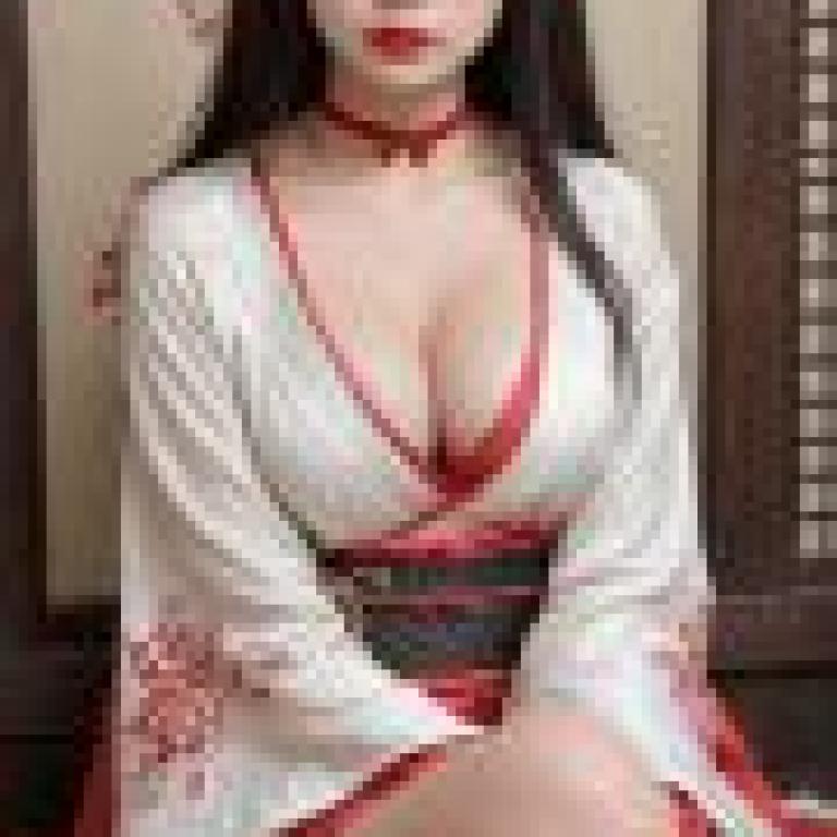 性感中國美女，一位亞洲模特，背景是“壽司”字樣。