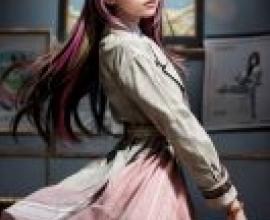 AZKi Hololive，《Siekhire》雜誌的封面上是一位身穿粉紅色洋裝的長髮女子。