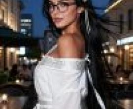 girls，Woman in white dress wearing glasses and flower barrette.