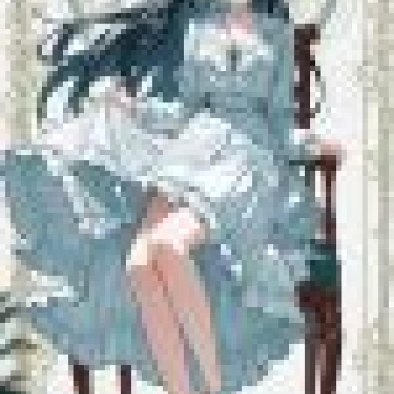 夢中女孩，一個穿著白色洋裝、留著黑色長髮的女孩坐在椅子上。