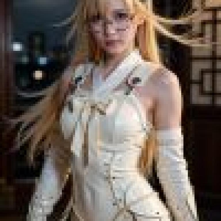 街頭攝影，身穿白色洋裝、戴眼鏡的女孩望向遠方。