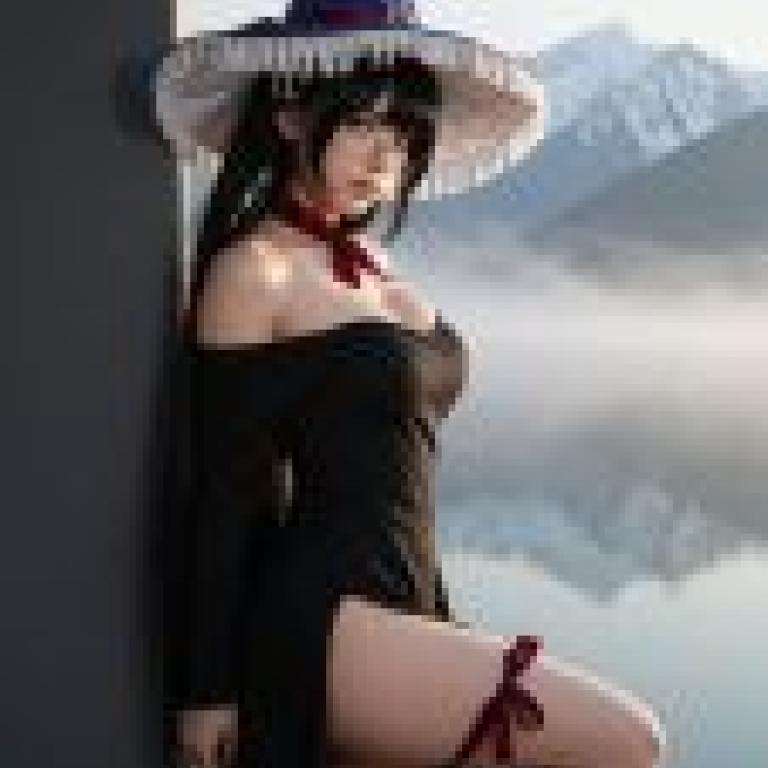 Street Memories，A girl wearing a witch s hat.