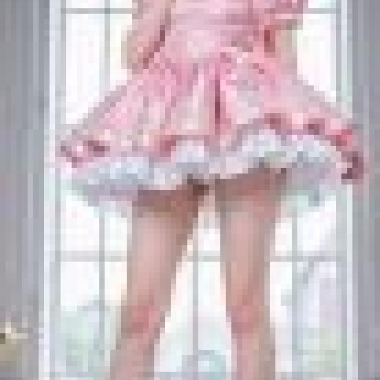 Dynamic outfits，A girl is wearing a pink dress and high heels.