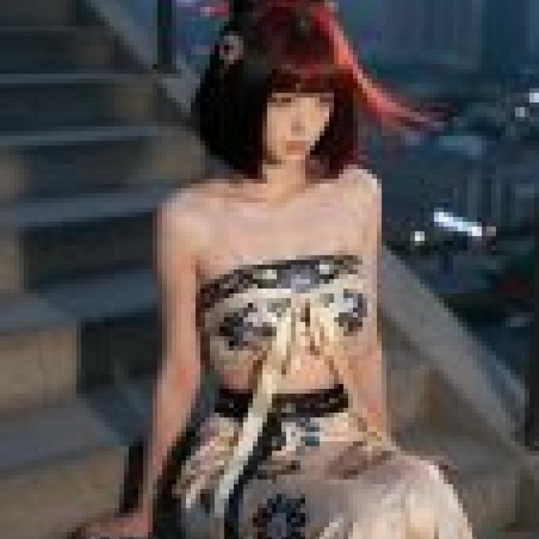 藝術之路，一位身穿碎花裙的女子雙腿交叉而坐。