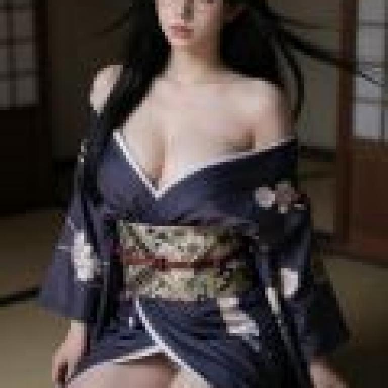 日本老宅幽靈，一位留著黑色長髮、戴眼鏡、穿著藍色和服的亞洲女性。