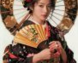 身穿日本和服的美女，一位身穿亞洲服飾的模特兒身後撐著一把打開的雨傘。
