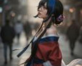 攝影師，一位穿著和服的女子站在人行道上。