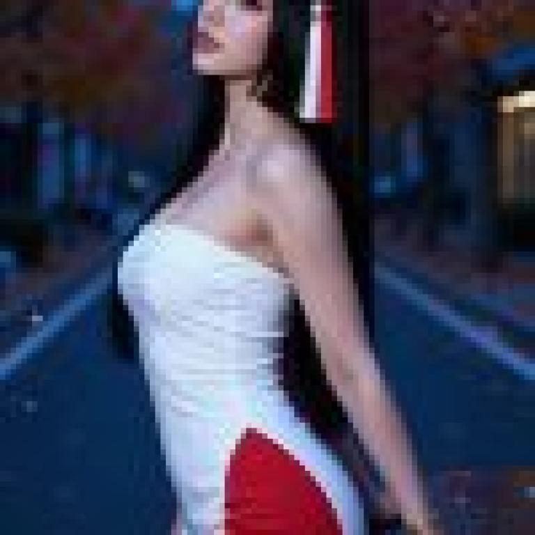 girls，A woman wearing a dress and red headband.