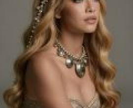Foreign Princess，A blonde women with gold accessories and earrings.
