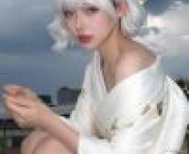 Waiting on the rooftop，A woman with white hair and a kimono looks sad.