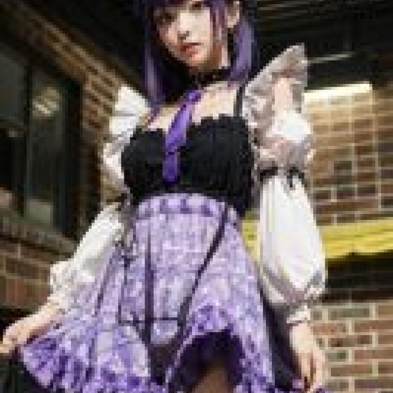 Mobile phone wallpaper， falling in love with dress-up doll， Kitagawa Umimu， realistic， purple temptation of gothic girl