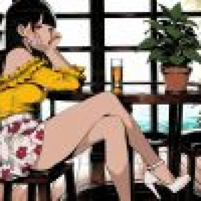 下午時分，一位動漫女性坐在桌旁。