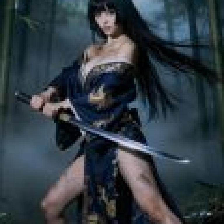 古代日本女刺客，一位手持利劍的少女。