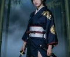 Ancient Japanese female assassin，A woman in black and red dressed with a sword in her hand.