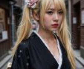 Street beauties，A woman with pink lipstick and blonde hair.