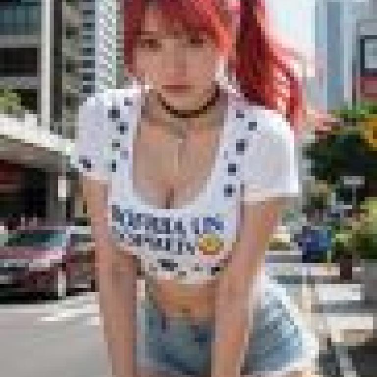女孩，一位紅髮的女人穿著一件寫著「Boffria Un Soprei」的襯衫。