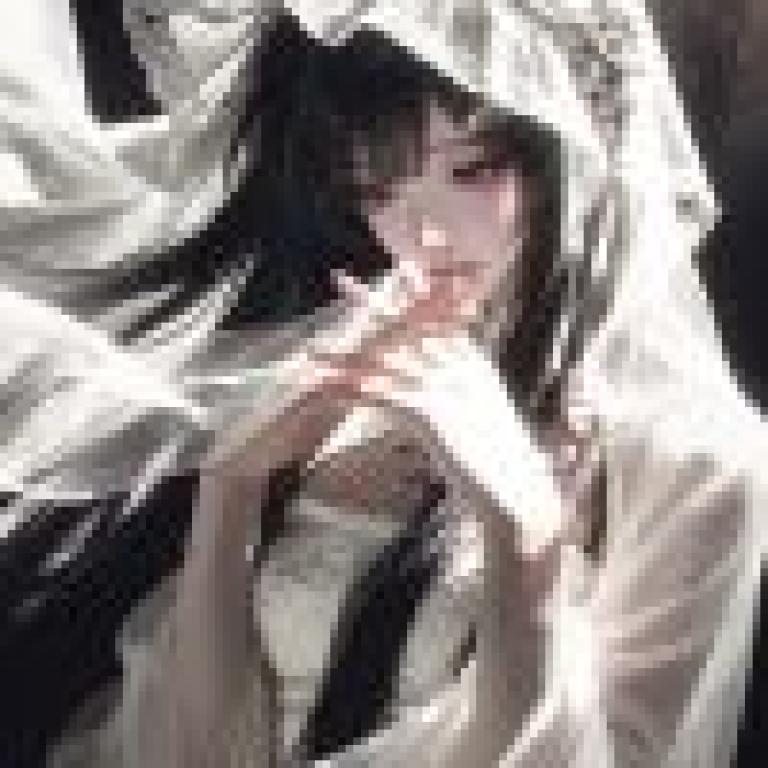 夢中女孩，一位女子戴著白色面紗。