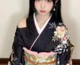 我的女朋友在日本穿著和服，一位穿著和服的黑髮女子。