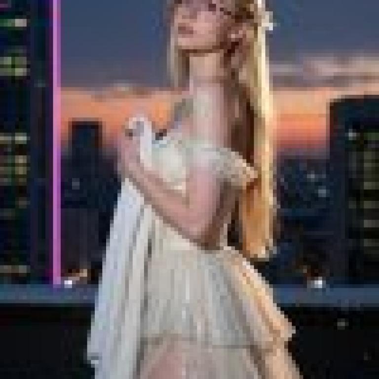 girls，A girl in a dress poses on top of a rooftop.