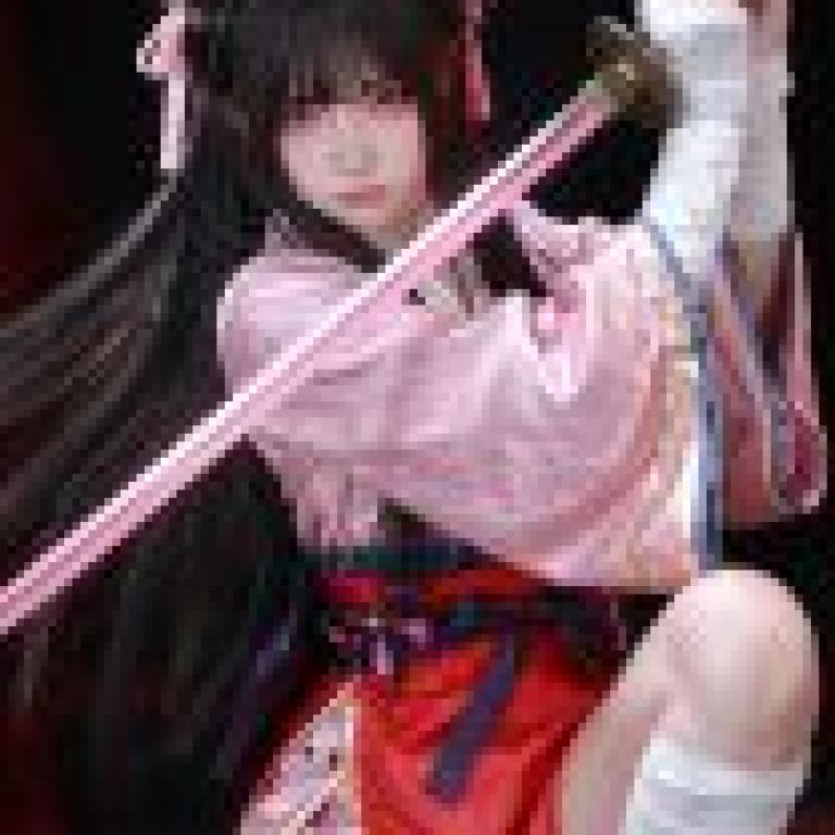 武士少女，身穿紅色洋裝、戴著粉紅色蝴蝶結的女子。
