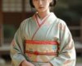 和服，一位身穿日本傳統服裝的女子低頭看著地面。